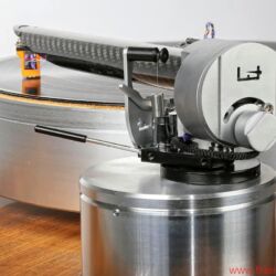 Design Built Listen The Wand Plus - Alle Einstellungen wie Antiskating mittels Fadengewicht, Überhang direkt an der Basis oder Azimut – über die kleine Schraube im Halbkreis rechts – befinden sich in unmittelbarer Nähe des Drehpunkts, wo scheibchenweise auch die Auflagekraft reduziert bzw. erhöht wird.