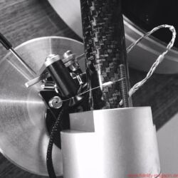 Design Built Listen The Wand Plus - Alle Einstellungen wie Antiskating mittels Fadengewicht, Überhang direkt an der Basis oder Azimut – über die kleine Schraube im Halbkreis rechts – befinden sich in unmittelbarer Nähe des Drehpunkts, wo scheibchenweise auch die Auflagekraft reduziert bzw. erhöht wird.