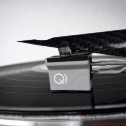 Design Built Listen The Wand Plus - Die Systemaufnahme ist untrennbar mit dem 22-mm-Carbonrohr verbunden.