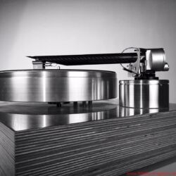 Design Built Listen The Wand Plus - Eine wuchtige Erscheinung, selbst auf einem Masselaufwerk: The Wand Plus aus Neuseeland