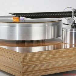 Design Built Listen The Wand Plus - Eine wuchtige Erscheinung, selbst auf einem Masselaufwerk: The Wand Plus aus Neuseeland