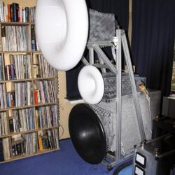 GECOM Technologies - Ein sandgefüllter Schlauch im Außenring des Horns dämpft Resonanzen; die Phase ist hydraulisch einstellbar