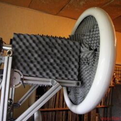 GECOM Technologies - Ein sandgefüllter Schlauch im Außenring des Horns dämpft Resonanzen; die Phase ist hydraulisch einstellbar
