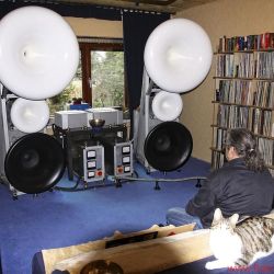 GECOM Technologies - Im Hörraum gibt’s unglaubliche Klangerlebnisse – und gemütliche Katzen