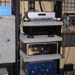 GECOM Technologies - Atomuhr-HiFi auf Aluminiumschaum im Edelstahlrack