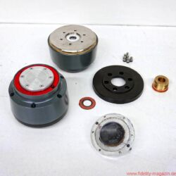 Hörner und ihre Treiber Teil 1 - Die kleine und extrem leichte 2“-Membran im Lamar Model 1. Dieser Treiber kann mithilfe der hinten im Bild befindlichen Adapter direkt an historische Hörner von Western Electric angesetzt werden.