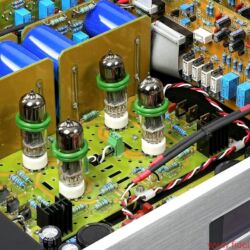 JE Audio Reference 1 Dyad S400 - Die Vorstufe wird symmetrisch angesteuert, die Endstufe akzeptiert auch Zuspieler per Cinchkabel.