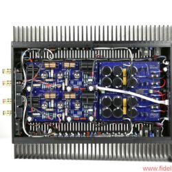 JE Audio Reference 1 Dyad S400 - Spannung mit Röhren, Strom mit Halbleitern: Auf den langen Kühlprofilen tummeln sich pro Kanal jeweils 24 MOSFETs