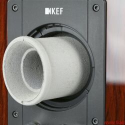KEF Reference 1 - Geschmackssache: Ein Tausch der Bassreflexrohre beeinflusst die Balance von Grund- und Tieftonlagen - Der Austausch der beiden unterschiedlich langen Bassreflexrohre ist innerhalb weniger Sekunden erledigt