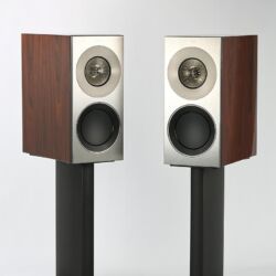 KEF Reference 1 - KEFs Stative sind mit der Reference 1 verschraubbar ’ zur Ankoppelung an den Boden gibt’s massive Spikes (nicht abgebildet).