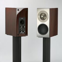 KEF Reference 1 - KEFs Stative sind mit der Reference 1 verschraubbar ’ zur Ankoppelung an den Boden gibt’s massive Spikes (nicht abgebildet).