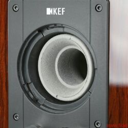 KEF Reference 1 - Geschmackssache: Ein Tausch der Bassreflexrohre beeinflusst die Balance von Grund- und Tieftonlagen - Der Austausch der beiden unterschiedlich langen Bassreflexrohre ist innerhalb weniger Sekunden erledigt