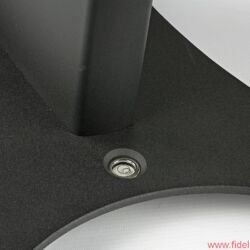 KEF Reference 1 - In der Basisplatte des Stativs ist serienmäßig eine Libelle zur exakten Ausrichtung eingelassen
