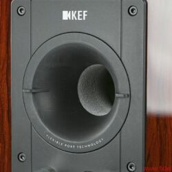 KEF Reference 1 - Geschmackssache: Ein Tausch der Bassreflexrohre beeinflusst die Balance von Grund- und Tieftonlagen - Der Austausch der beiden unterschiedlich langen Bassreflexrohre ist innerhalb weniger Sekunden erledigt