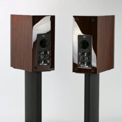 KEF Reference 1 - KEFs Stative sind mit der Reference 1 verschraubbar ’ zur Ankoppelung an den Boden gibt’s massive Spikes (nicht abgebildet).