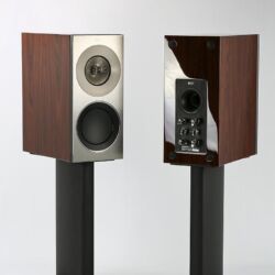 KEF Reference 1 - KEFs Stative sind mit der Reference 1 verschraubbar ’ zur Ankoppelung an den Boden gibt’s massive Spikes (nicht abgebildet).