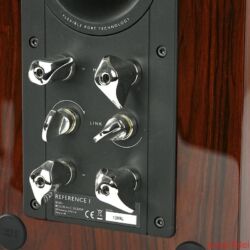 KEF Reference 1 - Für Bi-Wiring- oder Bi-Amping-Betrieb werden die mittleren „Drehregler” einfach herausgeschraubt