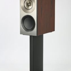 KEF Reference 1 - KEFs Stative sind mit der Reference 1 verschraubbar ’ zur Ankoppelung an den Boden gibt’s massive Spikes (nicht abgebildet).