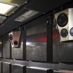 Manger In Berlin - Belast-Bar: Je drei MSWs in sechs federnd aufgehängten Einheiten beschallen die Tanzfläche großflächig – seit 2001 ohne Ausfall. Unterhalb von 500 Hertz werkeln 12"-Treiber von Eminence im Metall-Sandwichgehäuse. 18"-Subwoofer von JBL sorgen in schwimmenden Betongehäusen für ein schlackenloses Tiefdruckgebiet.