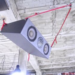 Manger In Berlin - Tresenkraft: Hard Wax, der legendäre Plattenladen, existiert immer noch – in Kreuzberg, Hinterhof, dritter Stock, Fabriketage, kein Lift. Unerwartetes audiophiles Highlight sind die beiden Abhörmonitore, mit Spanngurten unter der Decke fixiert und auf den Tresen zielend.