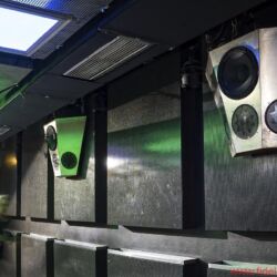 Manger In Berlin - Belast-Bar: Je drei MSWs in sechs federnd aufgehängten Einheiten beschallen die Tanzfläche großflächig – seit 2001 ohne Ausfall. Unterhalb von 500 Hertz werkeln 12"-Treiber von Eminence im Metall-Sandwichgehäuse. 18"-Subwoofer von JBL sorgen in schwimmenden Betongehäusen für ein schlackenloses Tiefdruckgebiet.