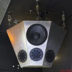 Manger In Berlin - Belast-Bar: Je drei MSWs in sechs federnd aufgehängten Einheiten beschallen die Tanzfläche großflächig – seit 2001 ohne Ausfall. Unterhalb von 500 Hertz werkeln 12"-Treiber von Eminence im Metall-Sandwichgehäuse. 18"-Subwoofer von JBL sorgen in schwimmenden Betongehäusen für ein schlackenloses Tiefdruckgebiet.