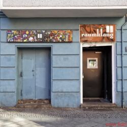 Manger In Berlin - Mitten drin und voll dabei: Nicht weniger als 6000 (!) Federn entkoppeln die komplette Veranstaltungsstätte von dem Eckgebäude, das mitten im Wohngebiet steht. Wie aufwendig der Umbau mit doppelten Wänden, Böden, Decken gewesen sein muss, lässt schon ein näherer Blick auf den Grundriss erahnen. Damals hieß „Raumklang“ noch „Trafo“ und war auf Dark Wave spezialisiert.