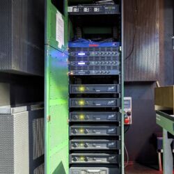 Manger In Berlin - Gut bestücktes System-Rack für lupenreinen Klang