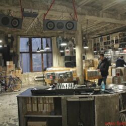 Manger In Berlin - Tresenkraft: Hard Wax, der legendäre Plattenladen, existiert immer noch – in Kreuzberg, Hinterhof, dritter Stock, Fabriketage, kein Lift. Unerwartetes audiophiles Highlight sind die beiden Abhörmonitore, mit Spanngurten unter der Decke fixiert und auf den Tresen zielend.