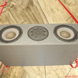 Manger In Berlin - Tresenkraft: Hard Wax, der legendäre Plattenladen, existiert immer noch – in Kreuzberg, Hinterhof, dritter Stock, Fabriketage, kein Lift. Unerwartetes audiophiles Highlight sind die beiden Abhörmonitore, mit Spanngurten unter der Decke fixiert und auf den Tresen zielend.