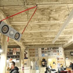 Manger In Berlin - Tresenkraft: Hard Wax, der legendäre Plattenladen, existiert immer noch – in Kreuzberg, Hinterhof, dritter Stock, Fabriketage, kein Lift. Unerwartetes audiophiles Highlight sind die beiden Abhörmonitore, mit Spanngurten unter der Decke fixiert und auf den Tresen zielend.