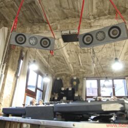 Manger In Berlin - Tresenkraft: Hard Wax, der legendäre Plattenladen, existiert immer noch – in Kreuzberg, Hinterhof, dritter Stock, Fabriketage, kein Lift. Unerwartetes audiophiles Highlight sind die beiden Abhörmonitore, mit Spanngurten unter der Decke fixiert und auf den Tresen zielend.