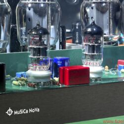 Musica Nova Phoenix 2.2 und Pegasus 50/50 - Die Endstufe verlässt sich auf ein Quartett 6550, in der Vorstufe müssen Line-Signale durch zwei ECC82