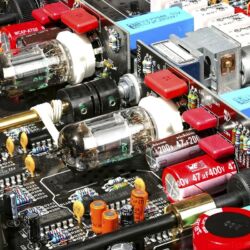Musica Nova Phoenix 2.2 und Pegasus 50/50 - Die Endstufe verlässt sich auf ein Quartett 6550, in der Vorstufe müssen Line-Signale durch zwei ECC82