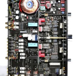 Musica Nova Phoenix 2.2 und Pegasus 50/50 - Die Endstufe verlässt sich auf ein Quartett 6550, in der Vorstufe müssen Line-Signale durch zwei ECC82