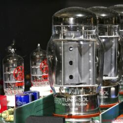 Musica Nova Phoenix 2.2 und Pegasus 50/50 - Die Endstufe verlässt sich auf ein Quartett 6550, in der Vorstufe müssen Line-Signale durch zwei ECC82