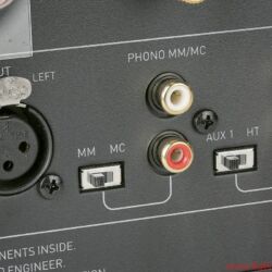 Musical Fidelity M6si - Auf der Rückseite des Amps erlaubt der Phono-Eingang die Umschaltung zwischen MC- und MM-Systemen, ein Hochpegel-Eingang lässt die Einbindung in ein Heimkino-Setup (HT) zu.