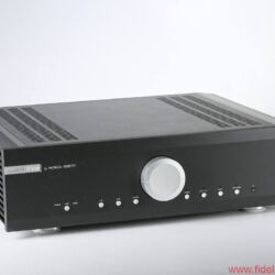 Musical Fidelity M6si - Der Vollverstärker zeigt bei ehrlichem, bodenständigem Stoff pfeilschnelles Impulsverhalten und gefällt mit knochentrockenem Bass, bei dem auch das Timing stimmt.