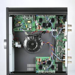 Musical Fidelity M6si - Die gegenüber seinem Vorgänger in entscheidenden Punkten verbesserte Schaltung verrät, dass hier nun eigentlich eine separate Vorstufe sowie zwei Monoendstufen unter einem Dach wohnen.