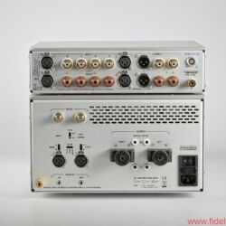 Nagra Jazz und Nagra Classic Amp - Erst kürzlich hat die Vorstufe Jazz mit dem Classic Amp eine kongeniale Stereoendstufe als neuen Spielpartner bekommen. Während im Pre drei Doppeltrioden glühen, basiert der zum Monoblock brückbare Classic Amp auf Halbleitern – dort glüht nur die Leidenschaft.