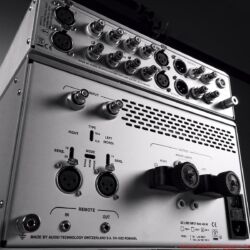 Nagra Jazz und Nagra Classic Amp - Sowohl Jazz als auch Classic Amp sind Nagra-typisch exzellent verarbeitet. Die Vorstufe bietet einen zwischen 0 und +12 dB umschaltbaren Verstärkungsfaktor und ein dimmbares Modulometer, der Endverstärker informiert über die abgegebene Leistung – ebenfalls dimmbar.