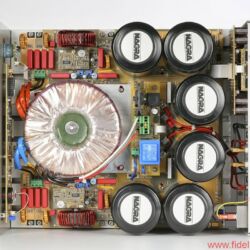 Nagra Jazz und Nagra Classic Amp - Die inneren Werte überzeugen ebenfalls: blitzsaubere Leiterplattentopologie auf – insbesondere in der Endstufe – engstem Raum. Der XLR-Eingang der Jazz-Vorstufe ist serienmäßig unsymmetrisch beschaltet, aber Nagra hat noch genug Platz für optionale Eingangstrafos zur Symmetrierung gelassen.