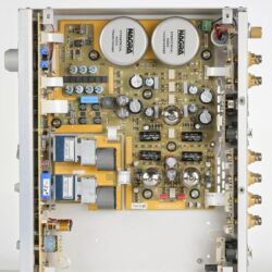 Nagra Jazz und Nagra Classic Amp - Die inneren Werte überzeugen ebenfalls: blitzsaubere Leiterplattentopologie auf – insbesondere in der Endstufe – engstem Raum. Der XLR-Eingang der Jazz-Vorstufe ist serienmäßig unsymmetrisch beschaltet, aber Nagra hat noch genug Platz für optionale Eingangstrafos zur Symmetrierung gelassen.