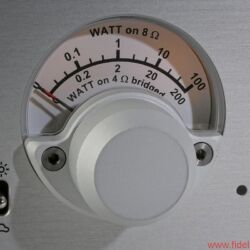 Nagra Jazz und Nagra Classic Amp - Sowohl Jazz als auch Classic Amp sind Nagra-typisch exzellent verarbeitet. Die Vorstufe bietet einen zwischen 0 und +12 dB umschaltbaren Verstärkungsfaktor und ein dimmbares Modulometer, der Endverstärker informiert über die abgegebene Leistung – ebenfalls dimmbar.