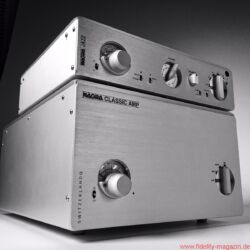 Nagra Jazz und Nagra Classic Amp - Erst kürzlich hat die Vorstufe Jazz mit dem Classic Amp eine kongeniale Stereoendstufe als neuen Spielpartner bekommen. Während im Pre drei Doppeltrioden glühen, basiert der zum Monoblock brückbare Classic Amp auf Halbleitern – dort glüht nur die Leidenschaft.