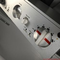 Nagra Jazz und Nagra Classic Amp - Sowohl Jazz als auch Classic Amp sind Nagra-typisch exzellent verarbeitet. Die Vorstufe bietet einen zwischen 0 und +12 dB umschaltbaren Verstärkungsfaktor und ein dimmbares Modulometer, der Endverstärker informiert über die abgegebene Leistung – ebenfalls dimmbar.