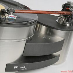 Reed Muse 3C - Finden Sie die Unterschiede? Der 3P-Tonarm (dunkel) ist seinem Wesen nach ein Einpunkter, wohingegen der 2A ein äußerst filigranes, zwischen zwei Punkten hängendes kardanisches Lager besitzt. Feinmechanik und Justage-Optionen gibt es bei beiden Armen im Überfluss