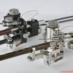 Reed Muse 3C - Finden Sie die Unterschiede? Der 3P-Tonarm (dunkel) ist seinem Wesen nach ein Einpunkter, wohingegen der 2A ein äußerst filigranes, zwischen zwei Punkten hängendes kardanisches Lager besitzt. Feinmechanik und Justage-Optionen gibt es bei beiden Armen im Überfluss