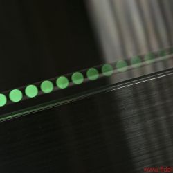 Reed Muse 3C - Das Lochband um den Teller sorgt als grünes Stroboskop für einen spektakulären Effekt – praktische Relevanz hat es jedoch nicht. Im Gegensatz zum elektronischen Inklinometer : Erst wenn alle vier LEDs dunkel bleiben, steht das Laufwerk in der Waage