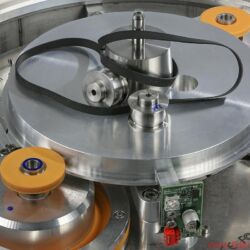 Reed Muse 3C - Clockwork Orange? – Das Innenleben erinnert mit präzisen Frästeilen an ein mechanisches Uhrwerk. Mit wenigen Handgriffen sind die orangen Reibräder gegen zwei Pulleys ausgetauscht, und der Muse 3C wird zum Riementriebler